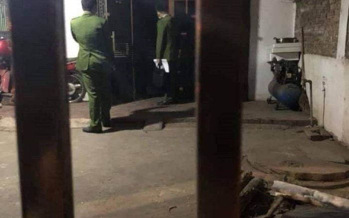 Tá hỏa phát hiện thi thể người đàn ông trung niên đang phân hủy trong phòng trọ khoá trái cửa