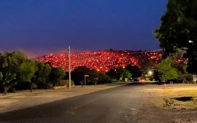 Sườn đồi đỏ rực như dung nham núi lửa trong thảm họa cháy rừng ở Australia