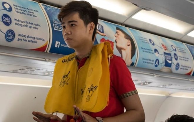 Tự ý xé vỏ áo phao trên máy bay, nam hành khách bị xử phạt 2 triệu đồng