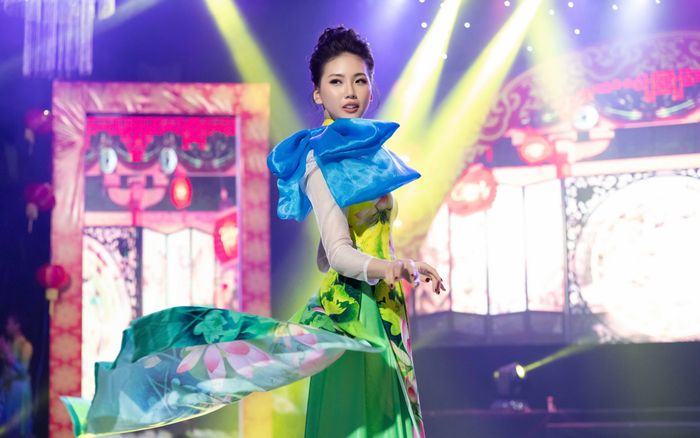 Dù chân đau, siêu mẫu Quỳnh Hoa vẫn thần thái ngời ngời khi làm vedette