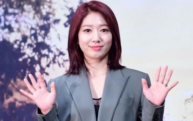 Park Shin Hye mặc suit xám oversized che giấu thân hình tăng cân mũm mĩm