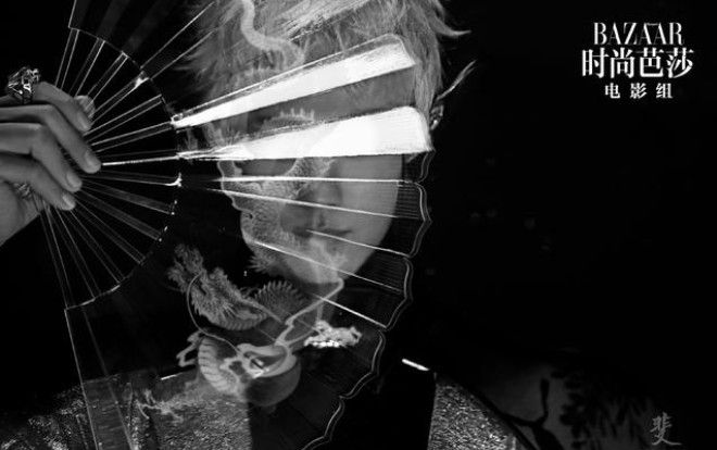 Tạo hình tóc mới của Tiêu Chiến được tiết lộ, tay cầm quạt miệng cười nhẹ cực điển trai