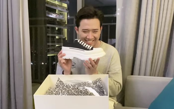 Hari Won ngậm ngùi nhìn Trấn Thành đập hộp đôi sneakers đế khủng giá 16 triệu do bạn tặng