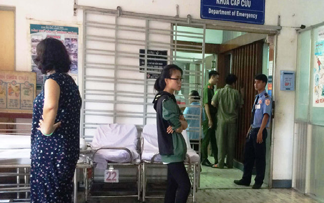 Cãi vã khi say xỉn, người chồng dùng chai bia đâm thủng bụng vợ