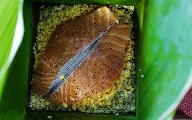 Người Hà Nội làm bánh chưng nhân cá hồi