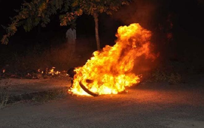 Vừa hút thuốc vừa chiết xăng, 3 người trong gia đình chết cháy