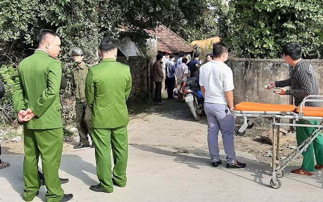 Phát hiện mẹ treo cổ, con tử vong trước sân tại nhà riêng