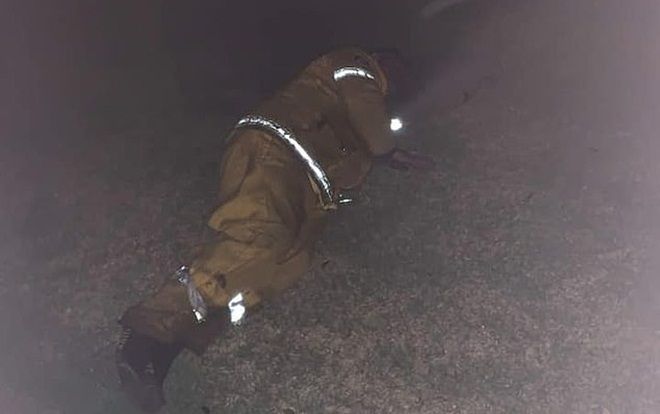 Lính cứu hỏa ngủ gục trên bãi cỏ vì kiệt sức sau 10 ngày căng mình đối phó với cháy rừng ở Australia