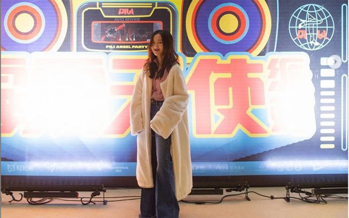 Con gái Vương Phi mặc áo hai dây tạo dáng như người mẫu chụp hình giữa trời lạnh