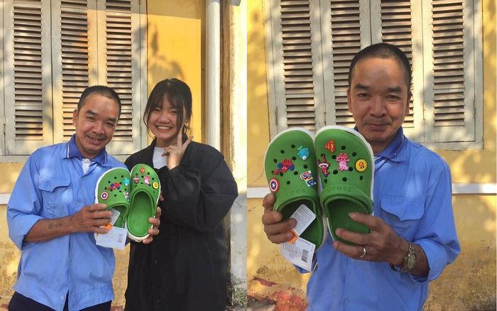 Nhanh tay sắm dép cross màu xanh nổi bật, bác bảo vệ khiến các cô cậu học trò 'phát cuồng' vì độ 'xì- tin'