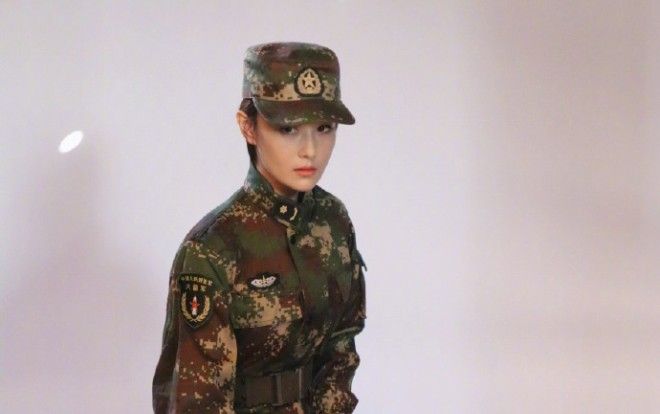 Trương Hinh Dư 'điển trai' nói lời chào tạm biệt với nhân vật trong tạo hình quân trang