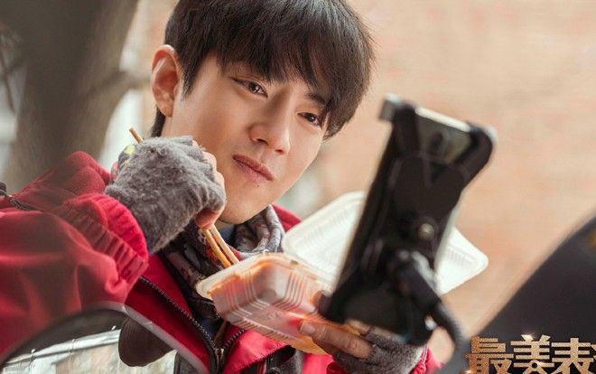 Tiêu Chiến hóa thân thành anh chở hàng trong tiểu phẩm 'Mua tai' đã thành công lấy nước mắt và cảm xúc của người xem