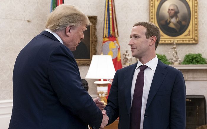 Tổng thống Donald Trump tiết lộ Mark Zuckerberg khen ông là 'người dùng hàng đầu của Facebook'