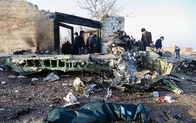 Mảnh vỡ máy bay rơi ở Iran nằm ngổn ngang rải rác khắp hiện trường