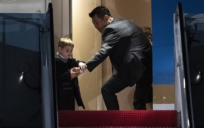 Ivanka Trump 'hú vía' vì con trai 3 tuổi bày trò nghịch ngợm trên máy bay