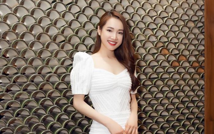 Diện váy trắng trong trẻo ngây thơ, Nhã Phương lần nữa khiến khán giả 'thả tim' không ngớt