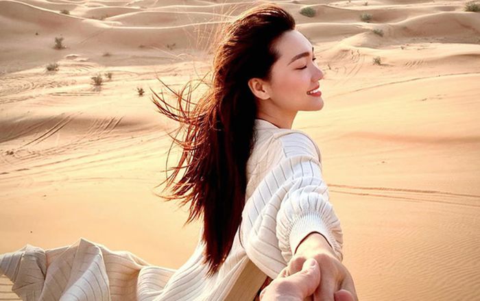 Đăng ảnh nắm tay 'người bí ẩn, Ngọc Nữ bị dân tình hối thúc chuyện cưới xin và màn đáp trả 'lầy lội'