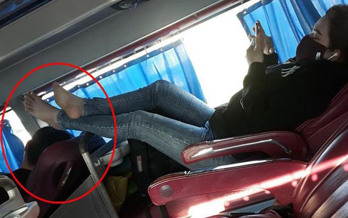 Đi xe giường nằm, cô gái thản nhiên gác chân lên ghế khiến dân mạng bức xúc: 'Vô duyên đến thế là cùng'