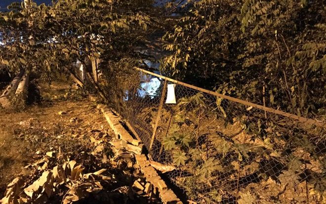 Người phụ nữ cùng xe máy lao lên lề đường, bay qua hàng rào lưới gần 2m tử vong tại chỗ