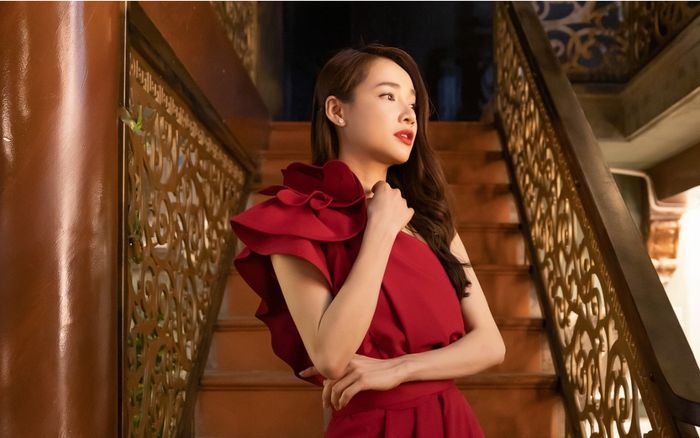 Nhã Phương diện váy đỏ đẹp nồng nàn được Trường Giang cưng chiều đến phát ghen