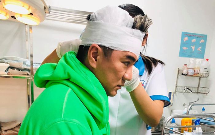 Vào viện băng bó vì tai nạn sân khấu, Đàm Vĩnh Hưng buồn bã: 'Sinh nghề tử nghiệp là có thật'