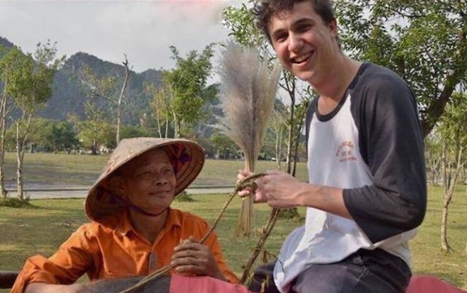 Cuộc hội ngộ đầy bất ngờ giữa nam du khách nước ngoài và người đàn ông chăn trâu ở Ninh Bình sau 15 năm gây sốt MXH