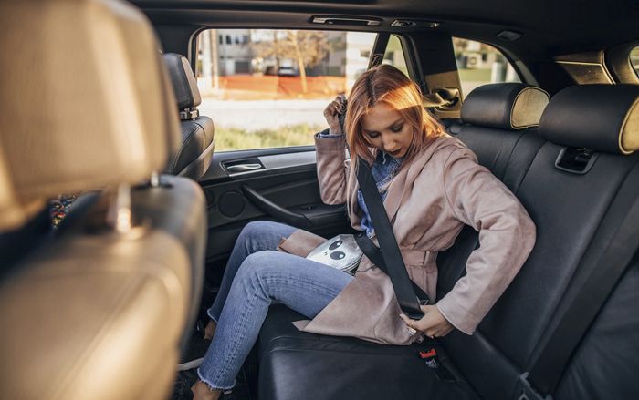 Từ hôm nay, ngồi ghế sau ô tô không thắt dây an toàn sẽ bị phạt tới 500 nghìn đồng