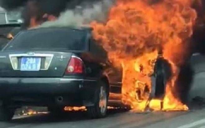 Ô tô biển xanh bốc cháy dữ dội trên đường vành đai 3 trên cao, một người chạy thoát ra ngoài