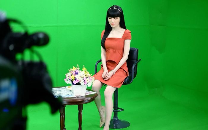 Elly Trần xuất hiện với style 'gái ngoan' kín đáo sau tin đồn ông xã ngoại tình