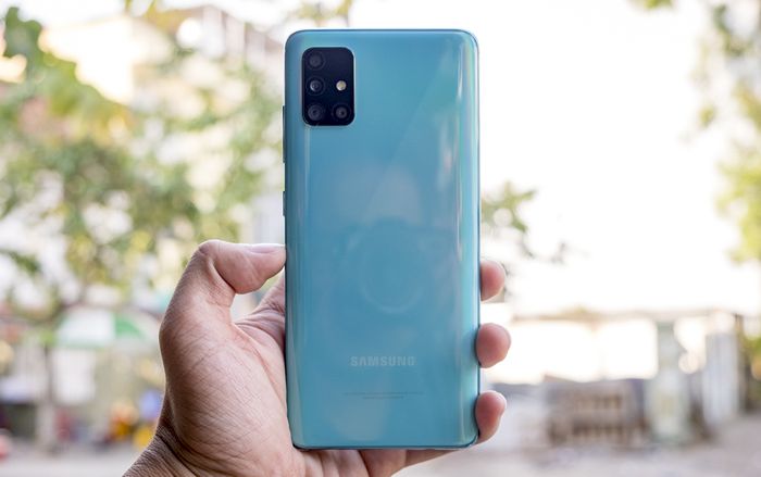 Mở hộp Galaxy A51: Điểm nhấn là cụm 4 camera!