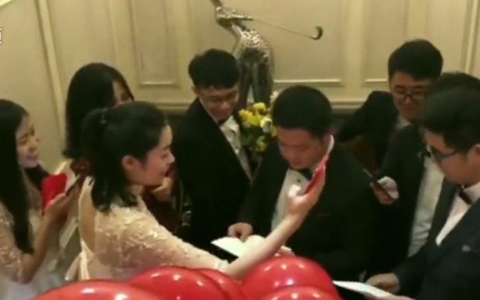 Trước đám cưới, chú rể bị phù dâu thử thách bằng trò 'oái ăm' này