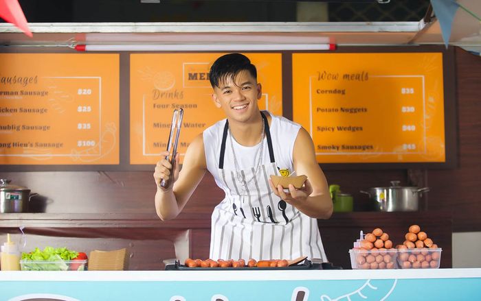 Trọng Hiếu bán xúc xích vẫn không quên khoe cơ bắp 'cuồn cuộn' khiến fan nữ đổ gục trong MV mới