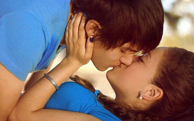 Thoải mái ôm hôn ở tư thế nhạy cảm ngay trên tàu điện ngầm, cặp đôi hứng chỉ trích dữ dội