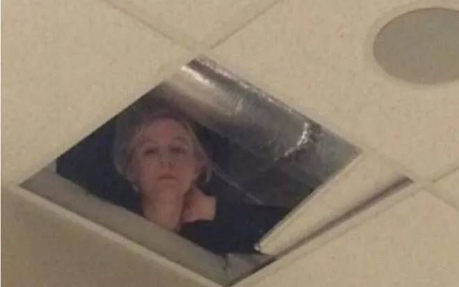 Cả lớp hớn hở khi thấy cô giáo không có mặt trong giờ kiểm tra, lúc nhìn lên trần nhà ai cũng 'khiếp hồn'