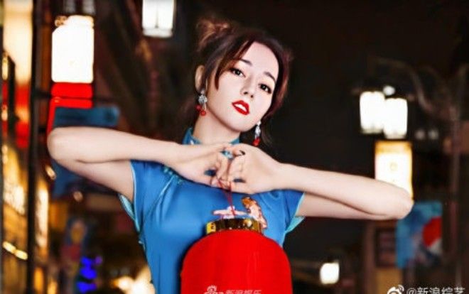 Địch Lệ Nhiệt Ba trong tạo hình sườn xám cách tân khiến nhiều người 'phát hờn' vì thân hình tuyệt đẹp