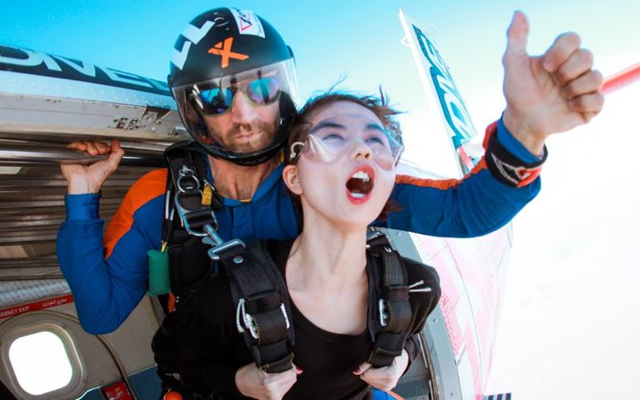 Giải trí cực đỉnh với muôn ngàn biểu cảm trước màn nhảy dù tại Dubai của Ngọc Trinh - Khắc Tiệp