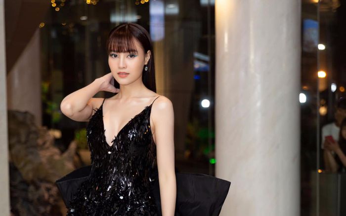 Sở hữu 'điểm vàng' trên cơ thể bảo sao Ninh Dương Lan Ngọc nghiền mặc áo hở cổ sâu