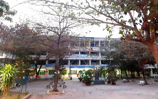 Người phụ nữ lạ lẻn vào trường học rồi nhảy lầu tự tử khiến học sinh hoảng sợ bỏ chạy