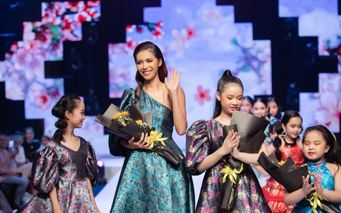 Minh Tú diện đầm lệch vai, dẫn đầu dàn mẫu nhí 'phá đảo' sàn diễn