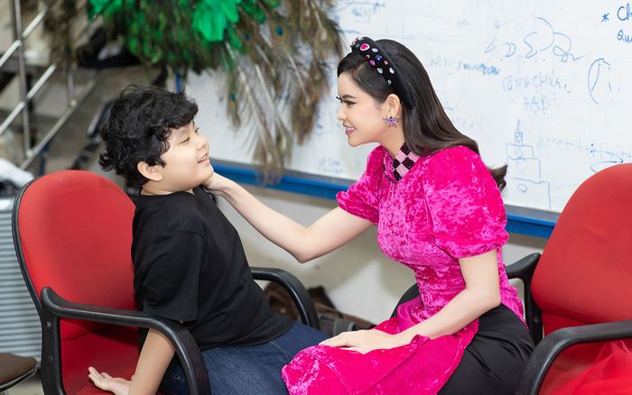 Trưởng thành và chững chạc, con trai Trương Quỳnh Anh tháp tùng mẹ đi chạy show