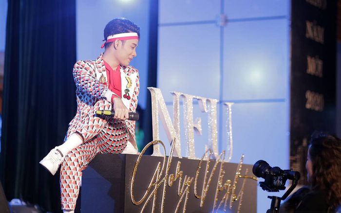 Trúc Nhân hòa nhịp dàn trai xinh gái đẹp NEU trong bữa tiệc âm nhạc tất niên