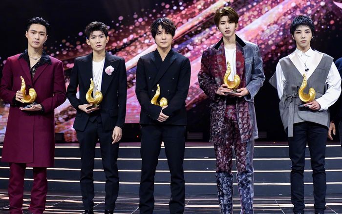 Sự thật Tiết Chi Khiêm bị cho là giành vị trí center của Hoa Thần Vũ khi nhận giải thưởng trong Đêm hội weibo 2019 ?