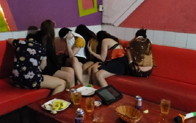 Phát hiện 7 nữ nhân viên khoả thân múa hát phục vụ khách karaoke