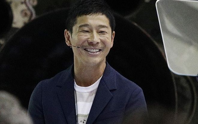 Tỷ phú tuyển bạn gái cùng du hành Mặt trăng