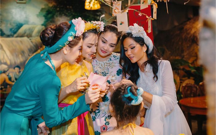 Vũ Thu Phương cùng dàn Hoa hậu H’Hen Niê, Khánh Vân dịu dàng trong tà áo tứ thân du xuân