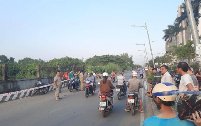 Thi thể người đàn ông cạnh chiếc xe máy bên đám cháy ven đường ở Sài Gòn