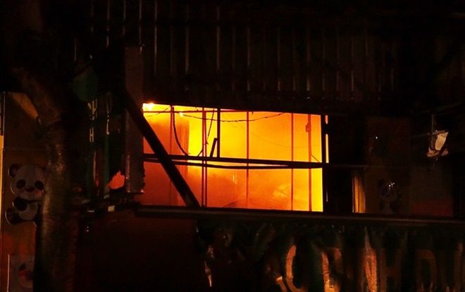 9 kiốt và 1 căn nhà ở quận Bình Tân bất ngờ bốc cháy dữ dội, thiêu rụi nhiều tài sản