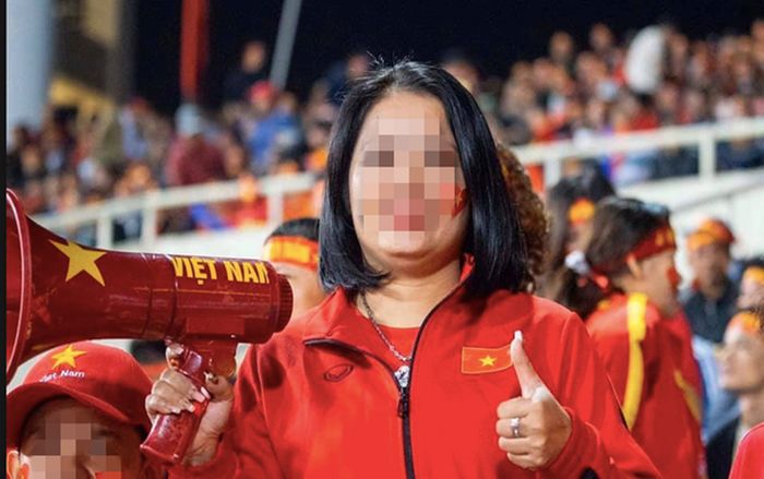 Sau khi bị dân mạng chỉ trích, nữ CĐV 'Bay lên trời là em bay ra ngoài' lên tiếng phản hồi