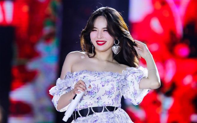 V Heatbeat Year End Party Powered by DIANA: HyunA, MONSTA X thiêu đốt sân khấu và biển lightstick hồng rực cộp mác DIANA