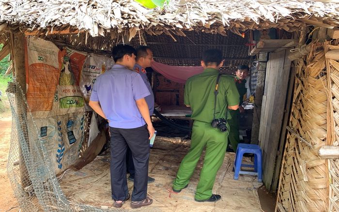 Bố lấy gậy đánh con tử vong do cầm dao đòi giết cả gia đình